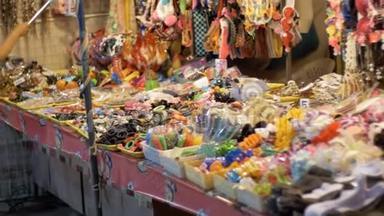 展示多种小商品在宗甸夜市.. 泰国。 帕塔亚